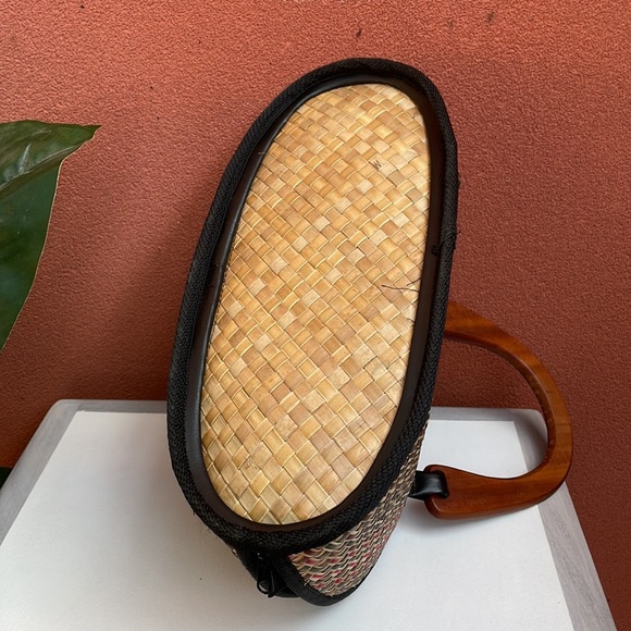 Cane Wicker Leaf Red Green Hand Bag with Timber Handles. - Picture 5 of 5